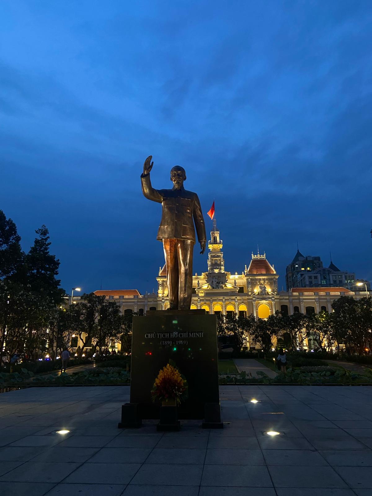 ho chi minh statue
